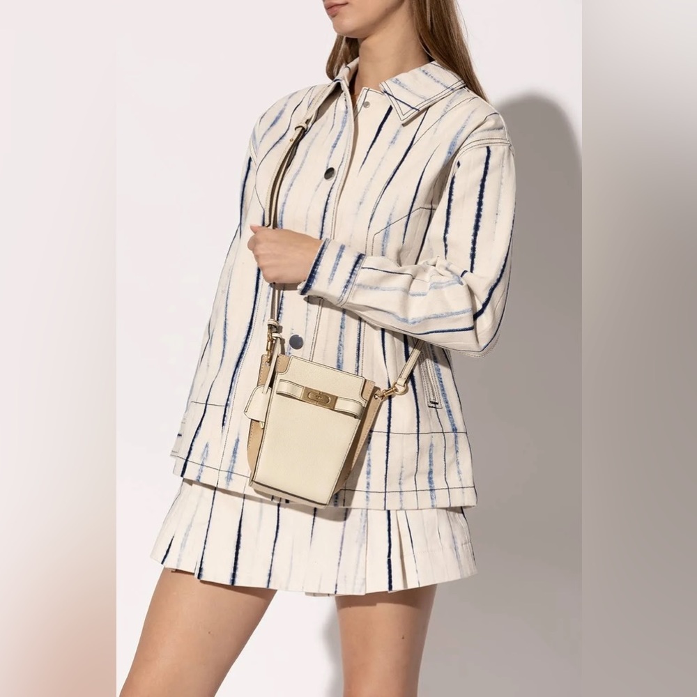 Tory Burch Lee Radziwill Petite Pebble Leather Bucket Bag in New Moon